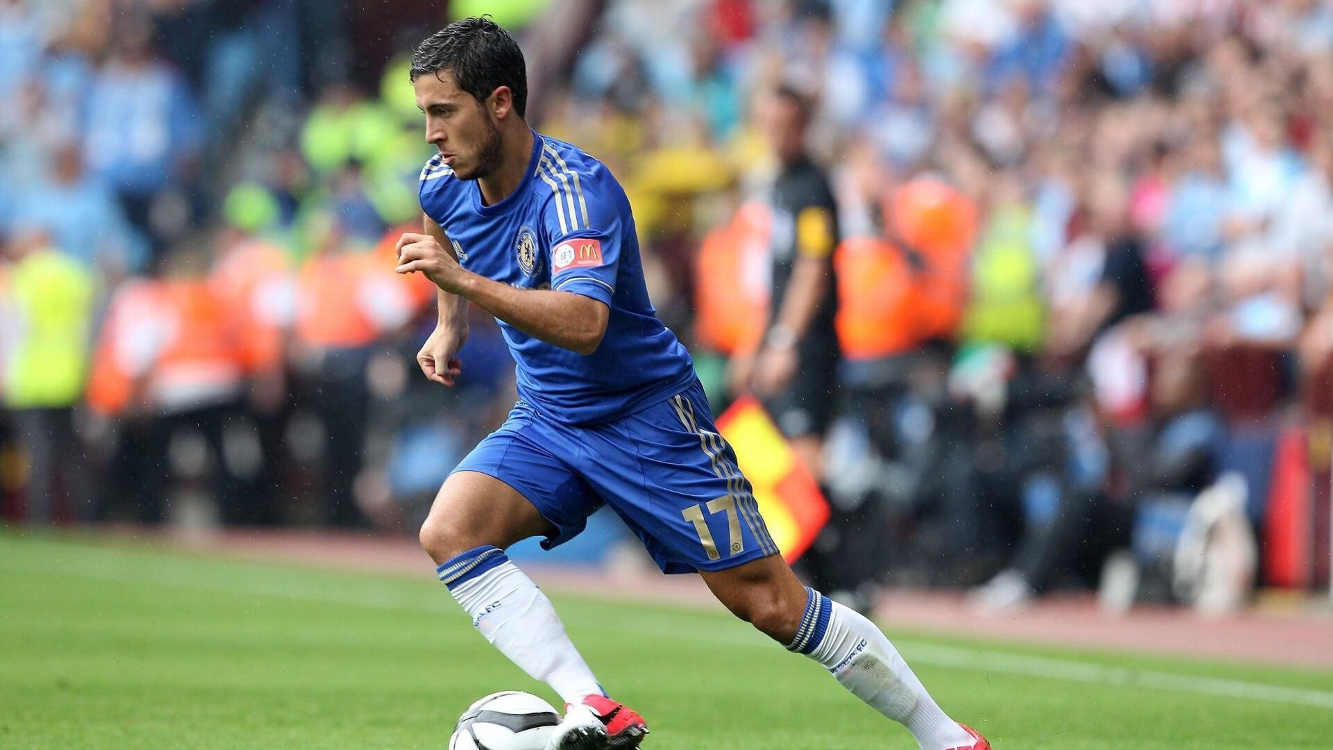 夺冠引发热议！，C罗在独行侠比赛中重返赛场引发球迷热议