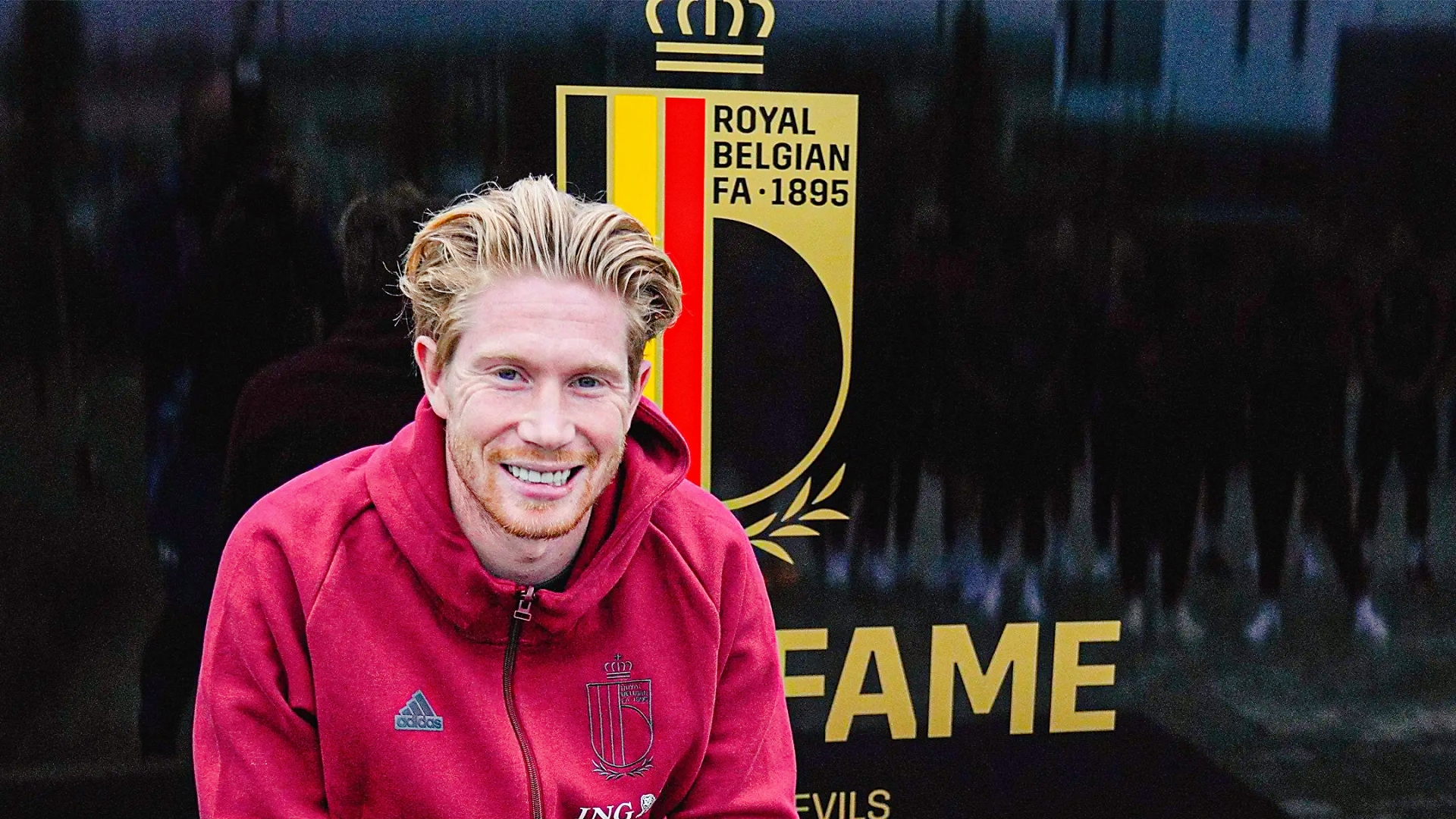 德布劳内意外战胜塞尔维亚队，出色防守引爆全场！观众掌声雷动(德布劳内现任妻子)